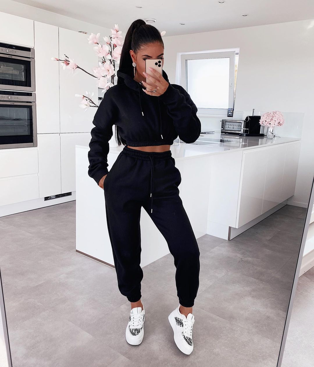 Women's Tracksuit Set – Comfortable Athletic Wear for Fitness and Leisure